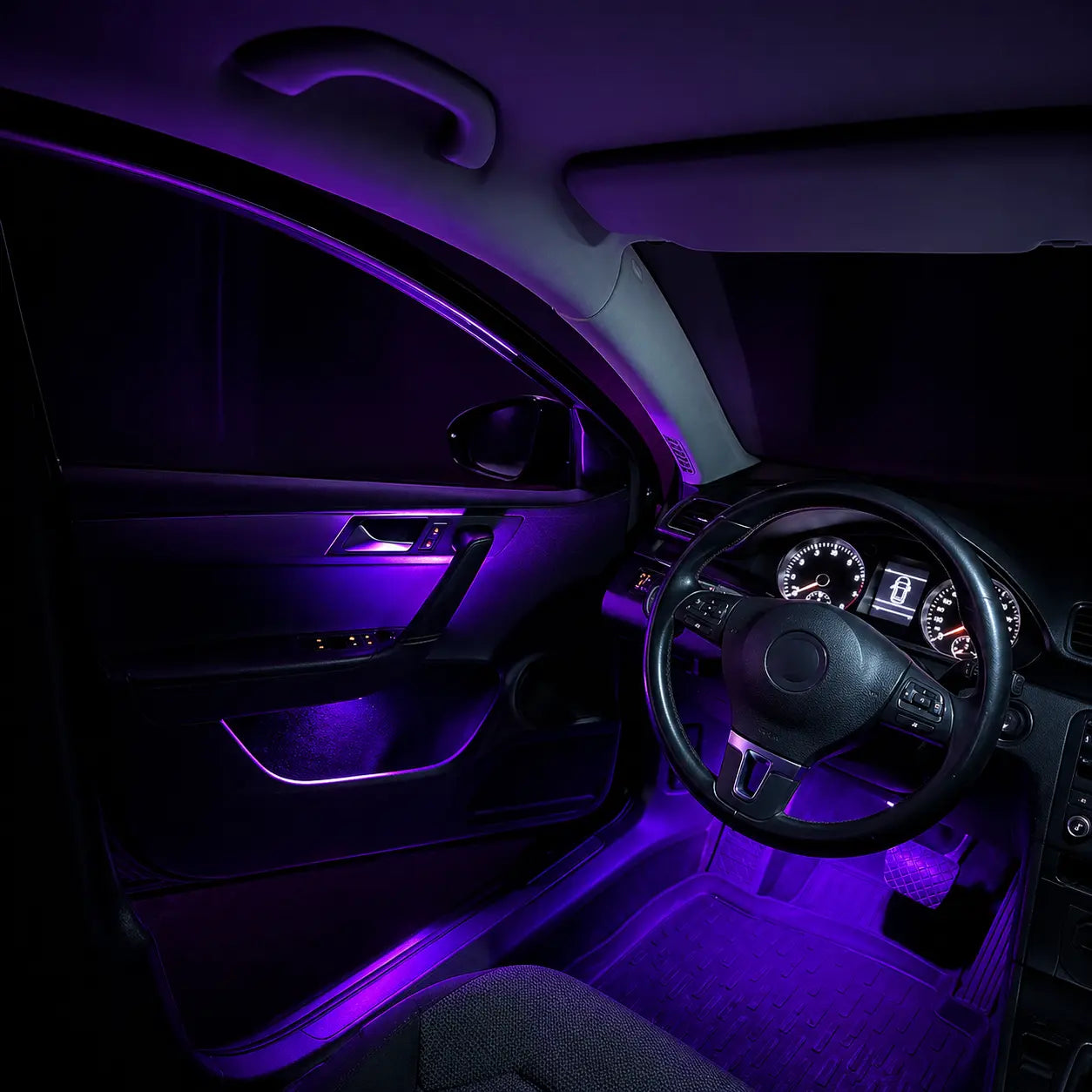 Araç içinde mor mavi RGB LED ambiyans aydınlatma