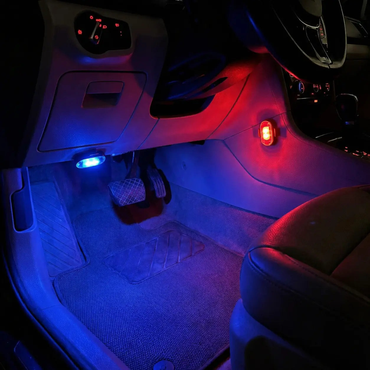 Arabada kullanılan CarGlow RGB ambiyans mini LED ışık