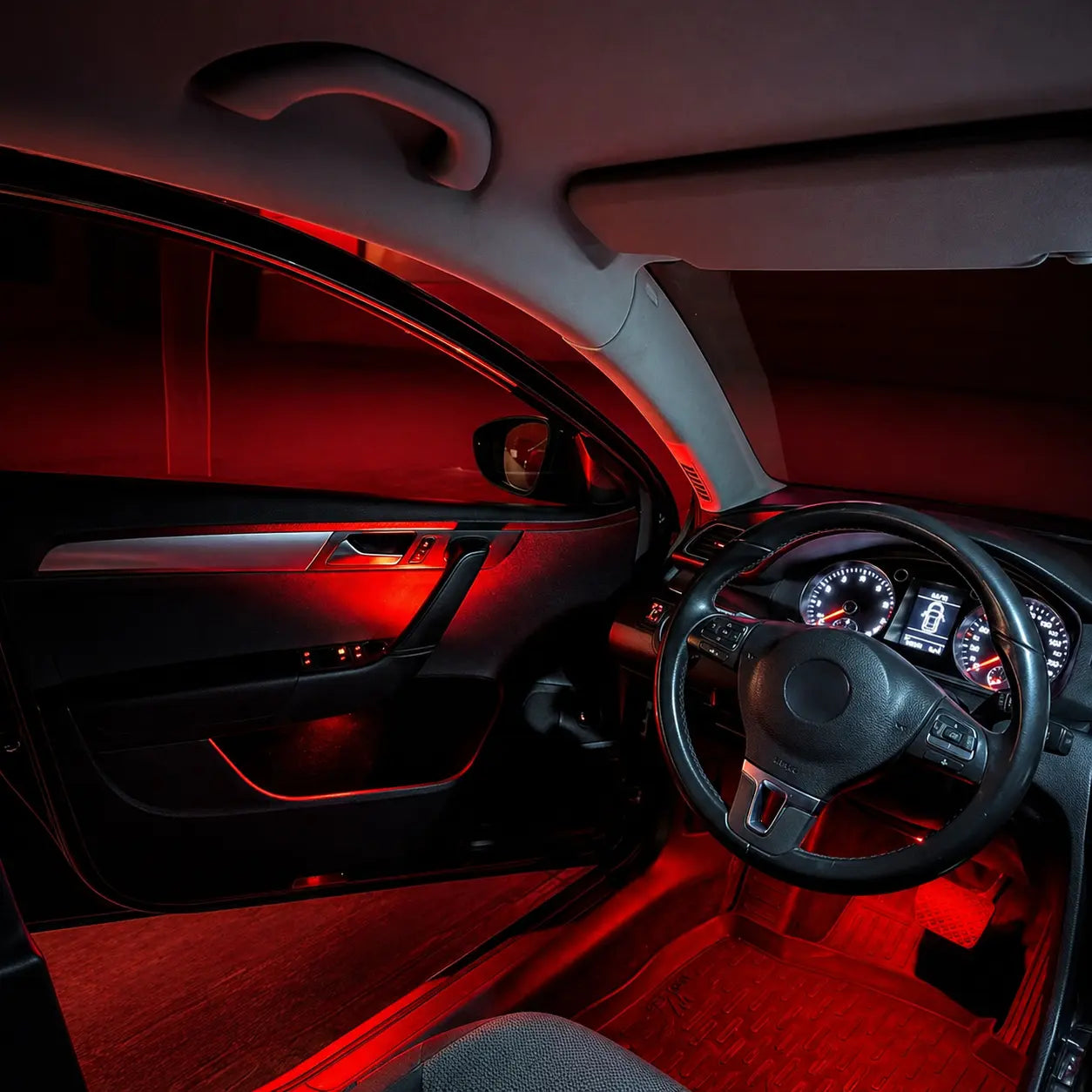 Araç içinde kırmızı RGB LED ambiyans aydınlatma