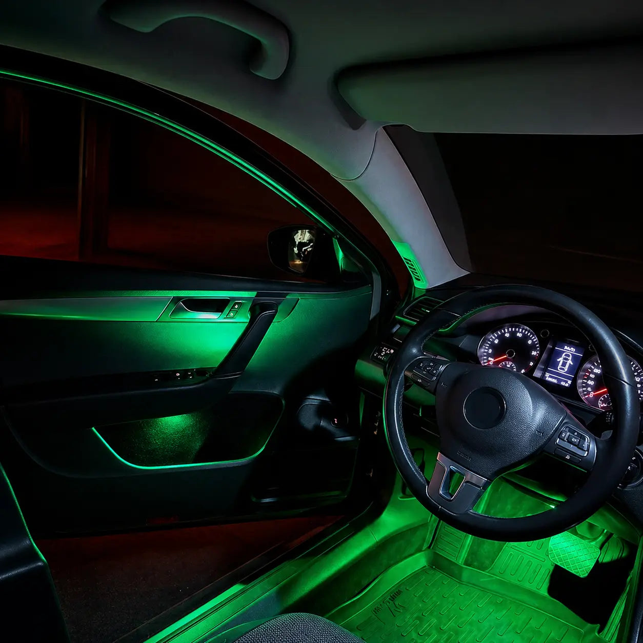 Araç içinde yeşil RGB LED ambiyans aydınlatma